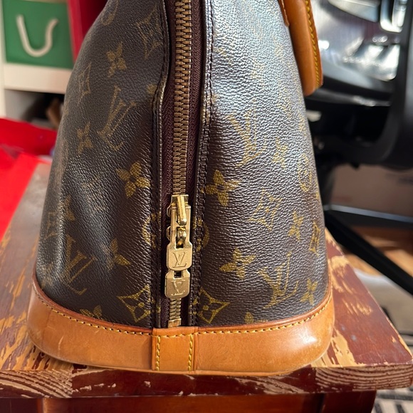 LOUIS VUITTON ALMA HAND MONOGRAM CANVAS - Picture 4 of 14